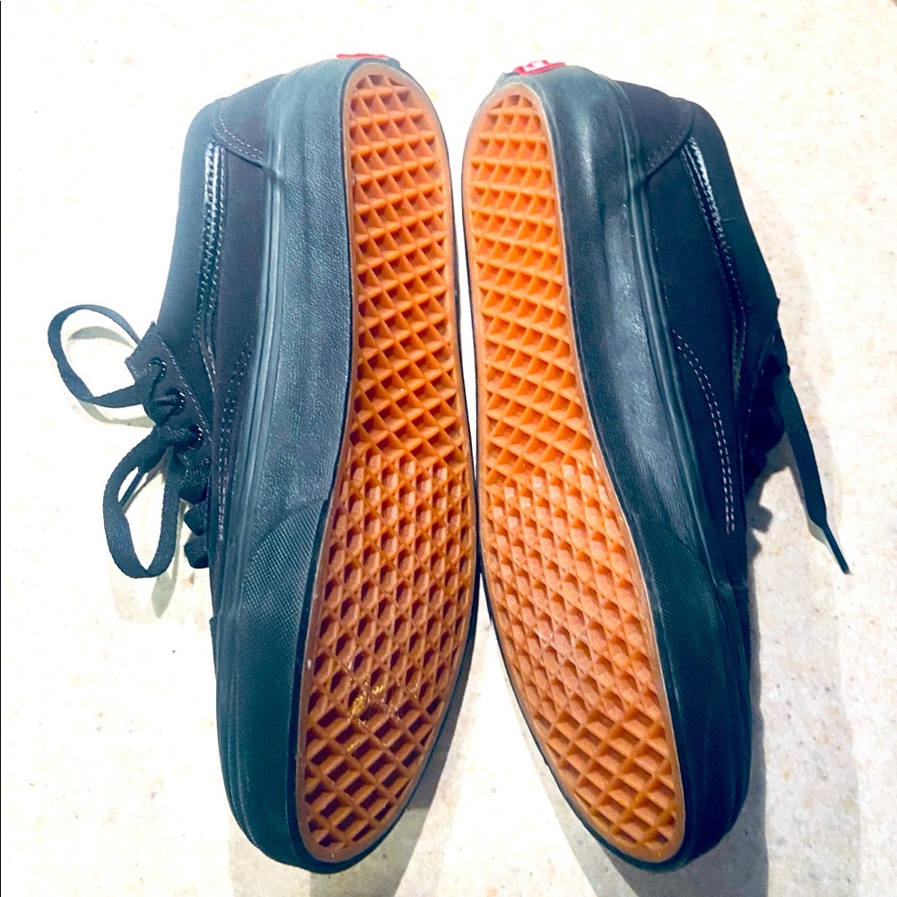 Vans Mens shoes worn once inside to try on. Didn’t fit properly.